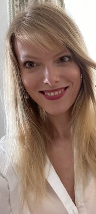 Luna, a profile featured on the CallmeChat reference website