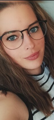 Mia, a profile featured on the CallmeChat reference website
